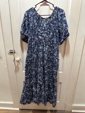 Old Navy Navy and White Floral Maxi Dress with pockets